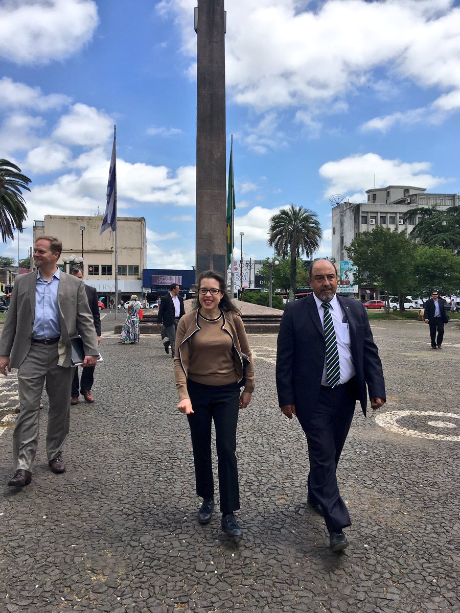 imagen de Embajadora junto al Administrador de Rivera en la Plaza Internacional